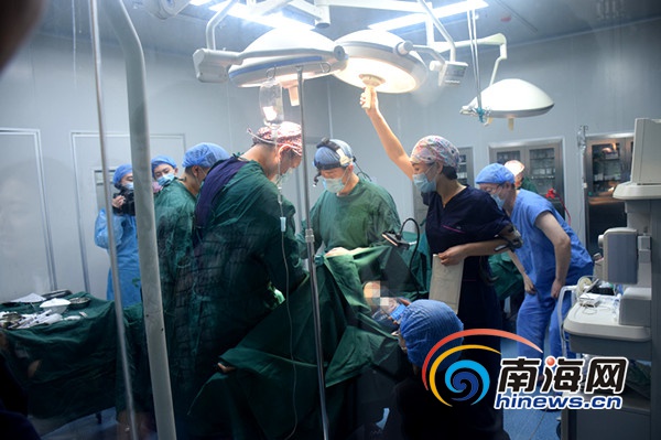 挑战吉尼斯：8小时连续丰胸12例(图2)