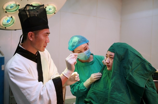 持手术刀的面相达人